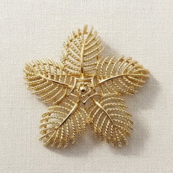 Vintage Lisner Gold Feather Star Brooch - Elegant Classic Statement Pin - Picture 1 of 3